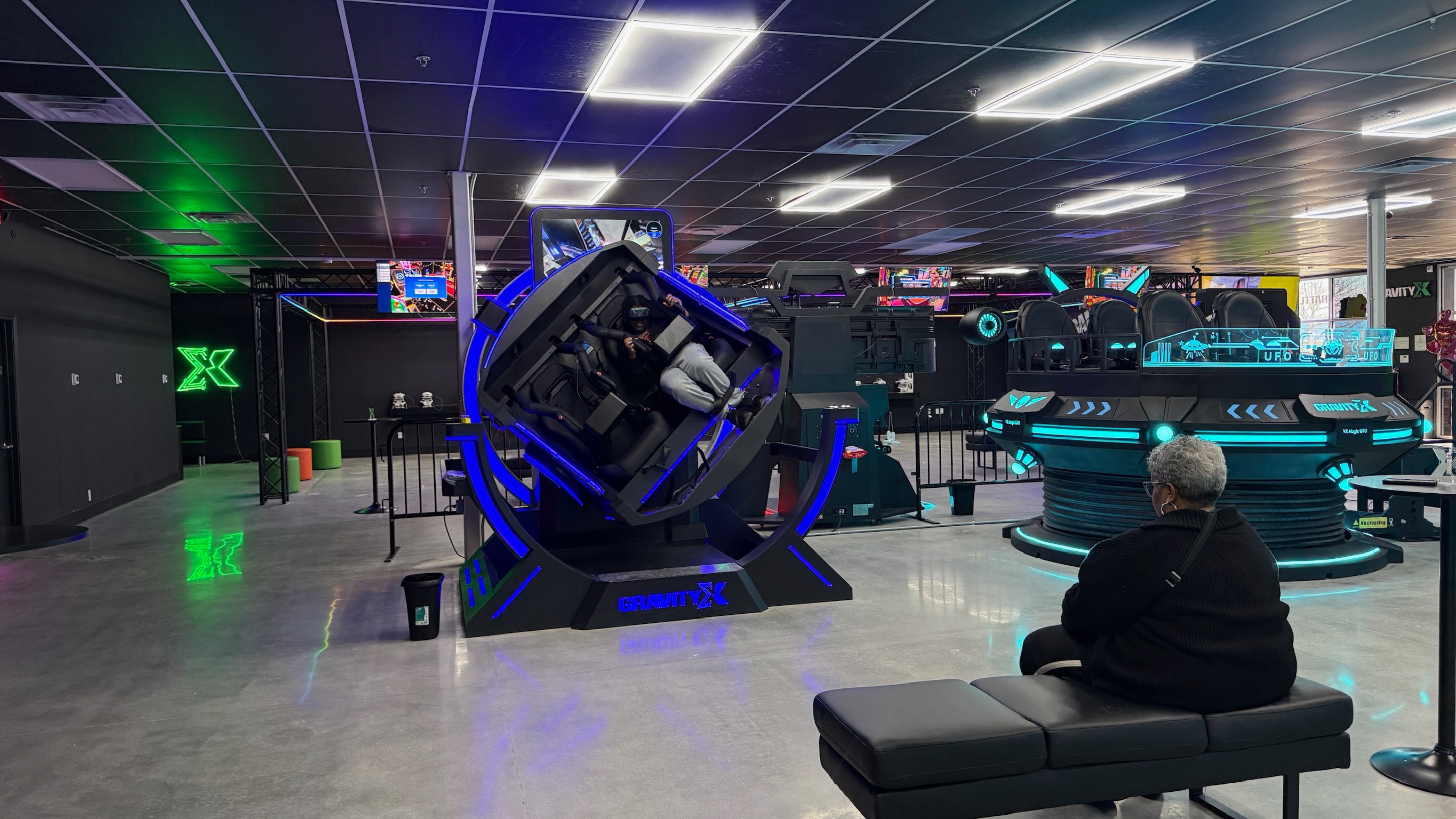 VR Roller Coaster gyroscopic simulator flipping riders upside down